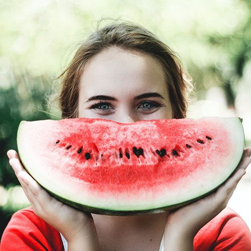 Frau mit Wassermelone